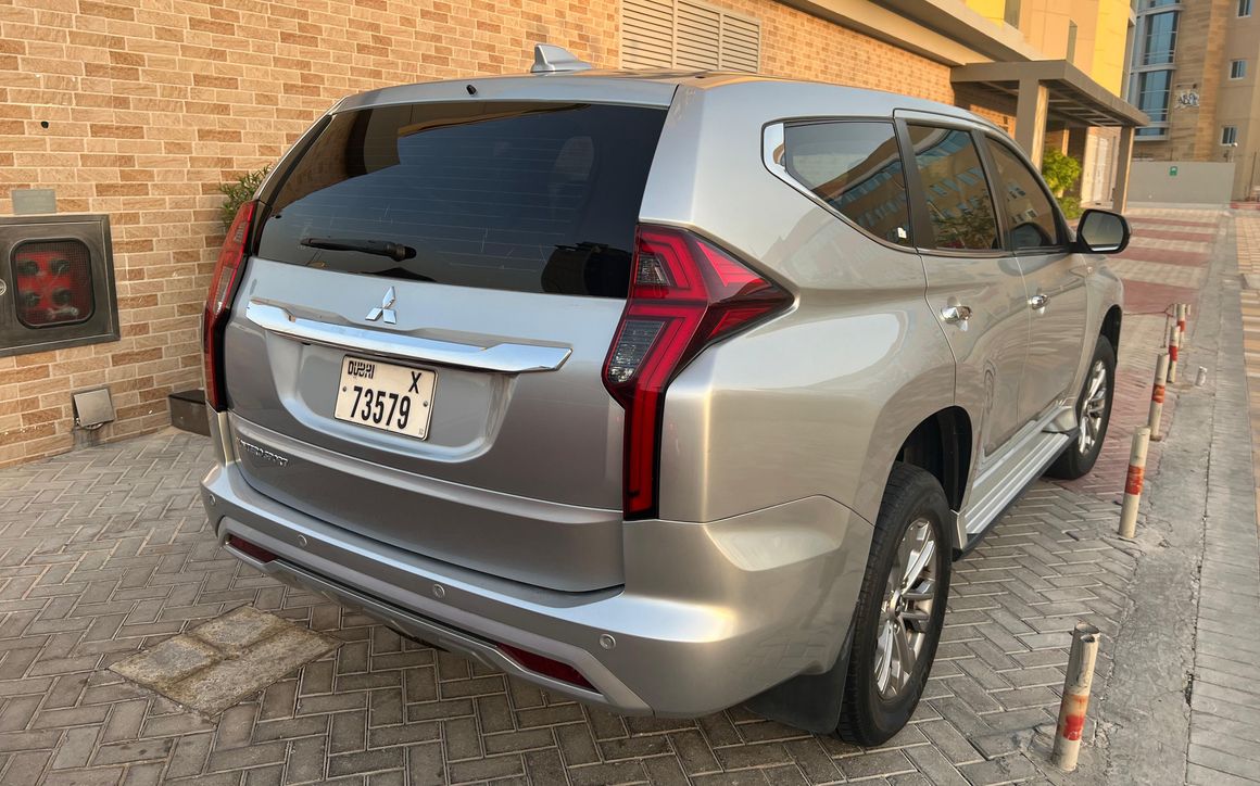 Mitsubishi Montero - image 2