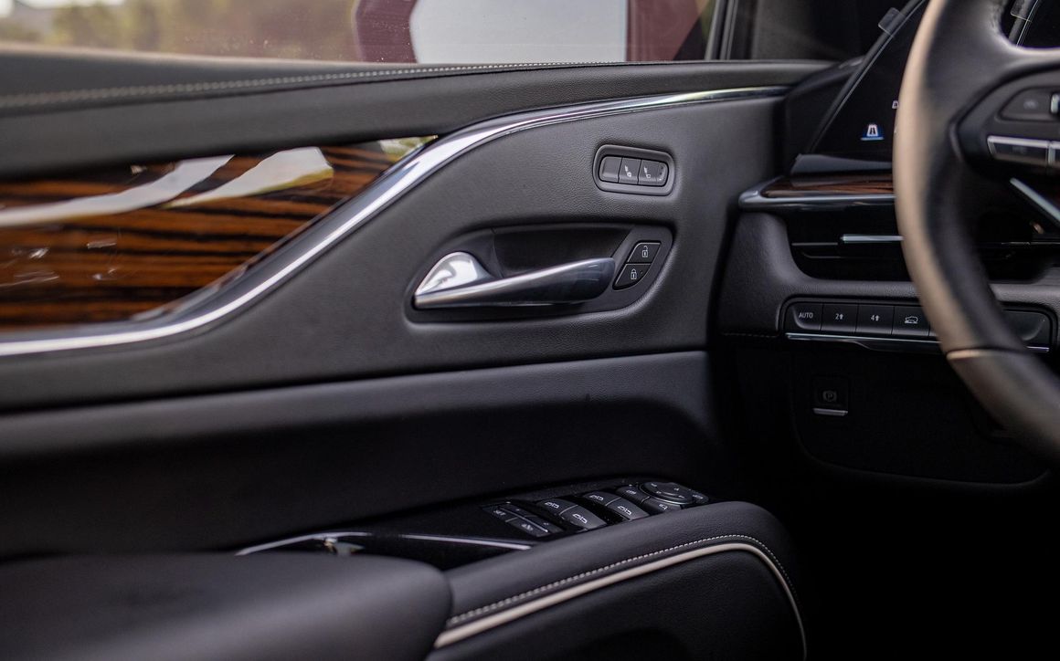 Cadillac Escalade - image 8