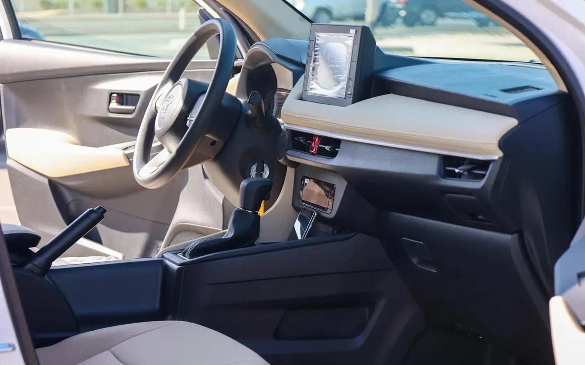 Toyota Yaris STD - image 6