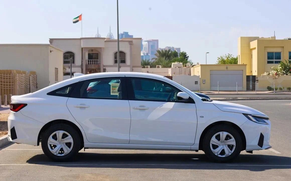 Toyota Yaris STD - image 2