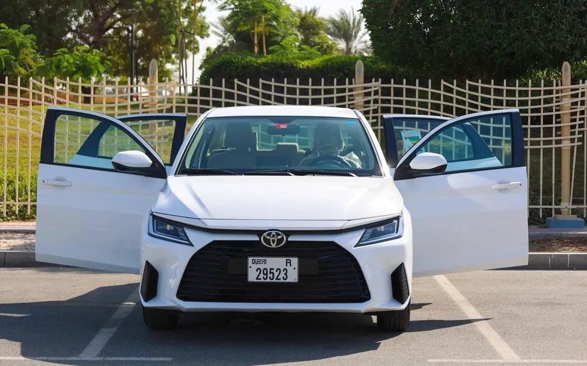 Toyota Yaris STD - image 3