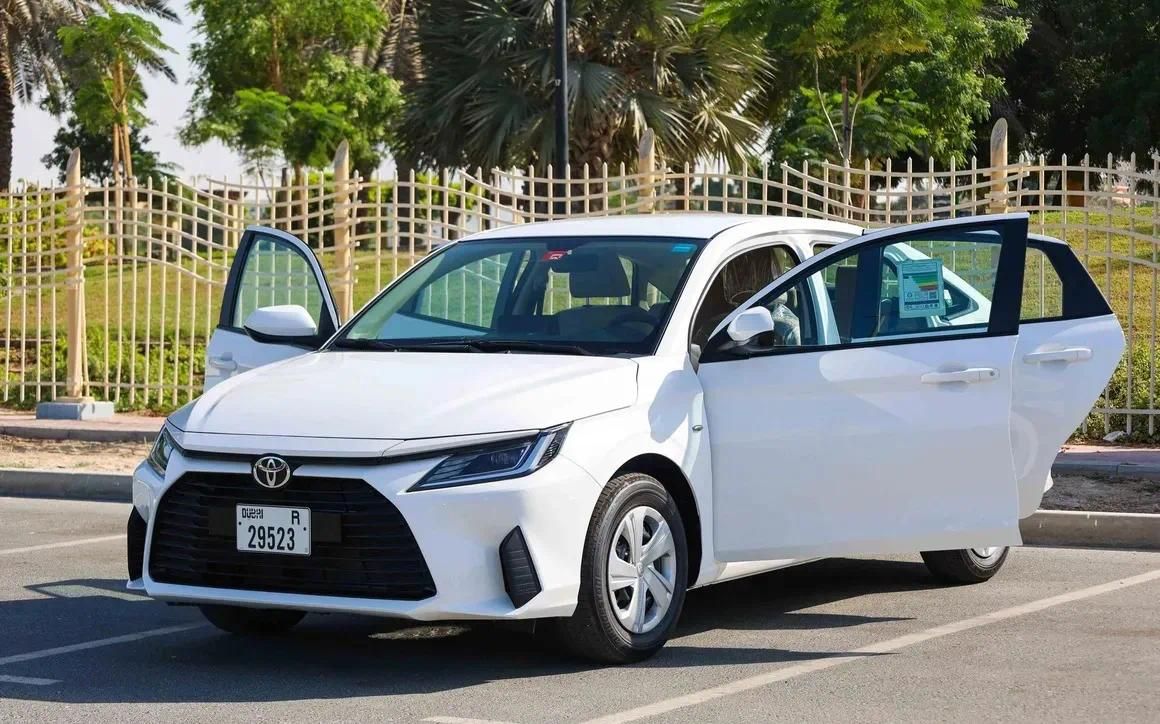 Toyota Yaris STD - image 4