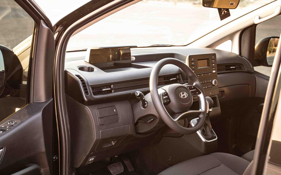 HYUNDAI STARIA - image 8