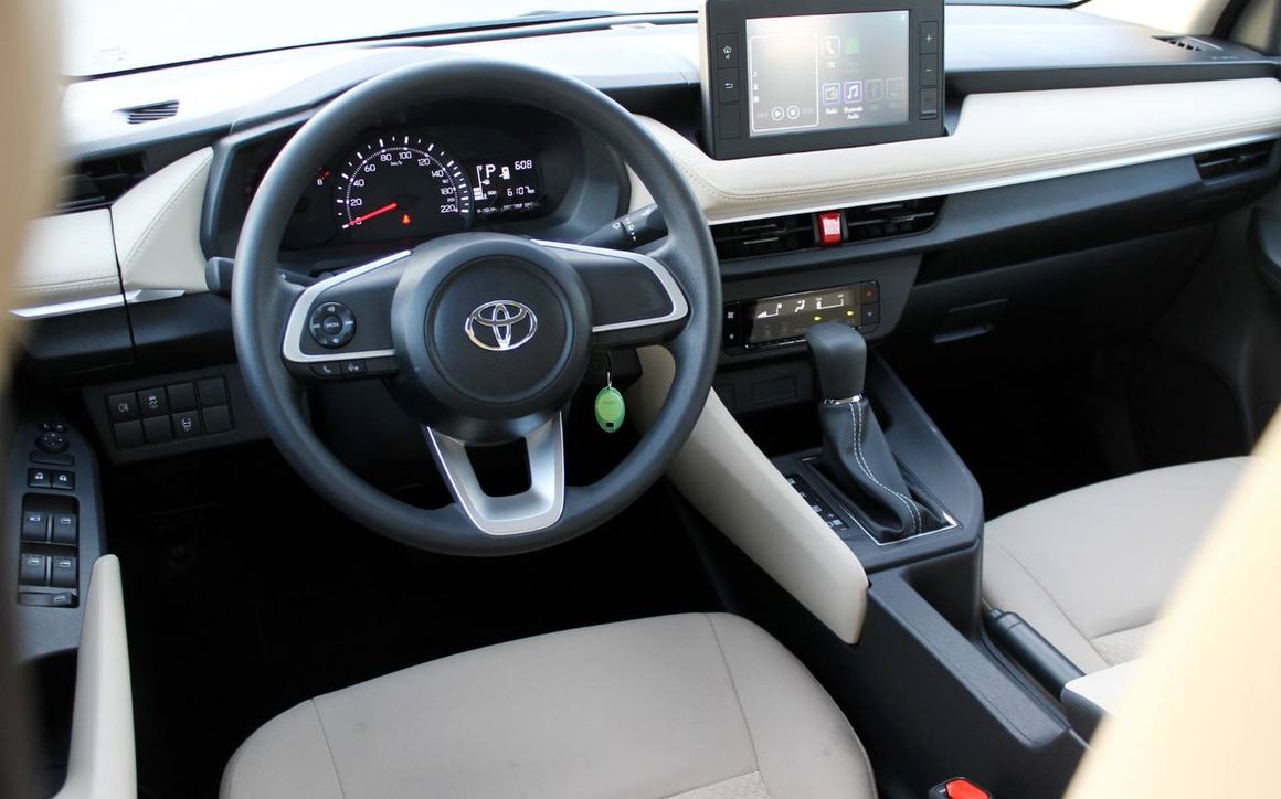 TOYOTA YARIS - image 5