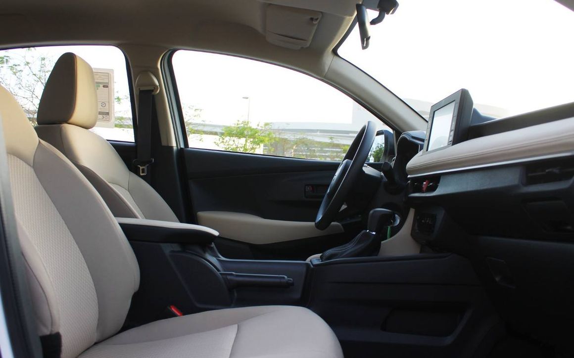 TOYOTA YARIS - image 6