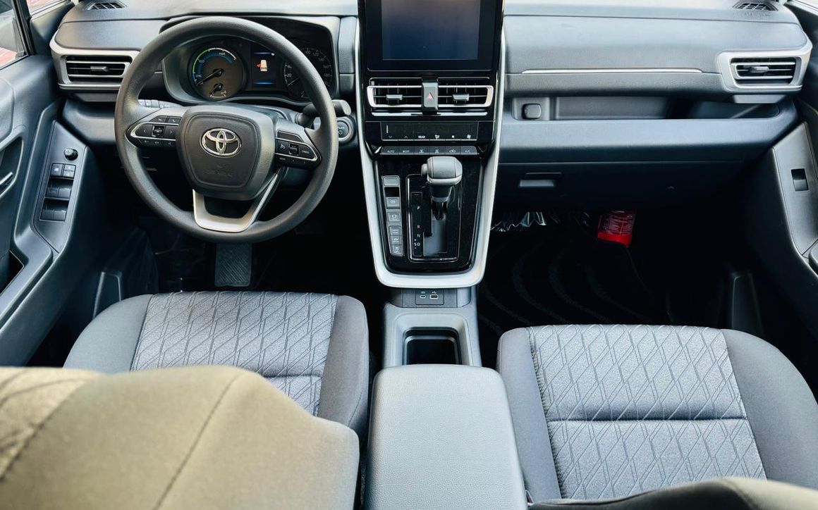 TOYOTA INNOVA HYBRID 2.0L 8 STR AT 2024 - image 7
