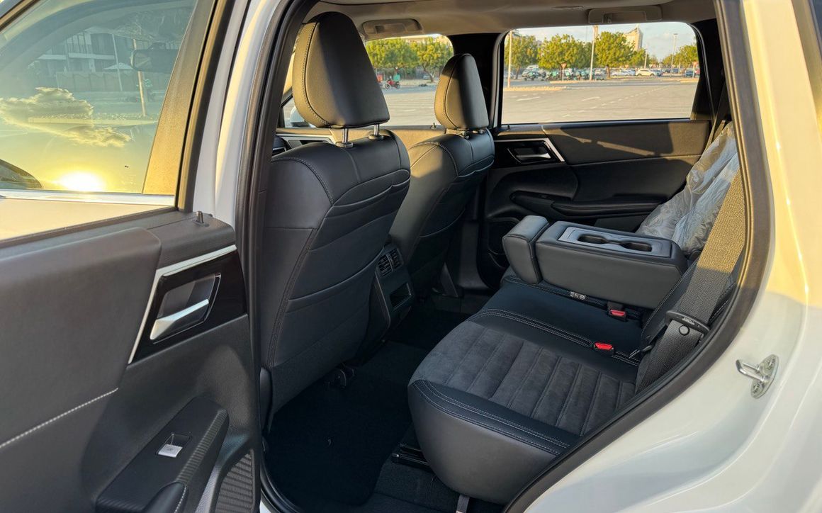 MITSUBISHI OUTLANDER - image 10