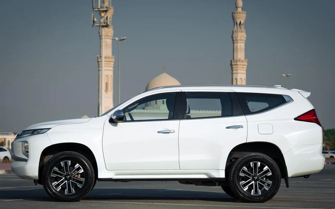 MITSUBISHI MONTERO - image 2