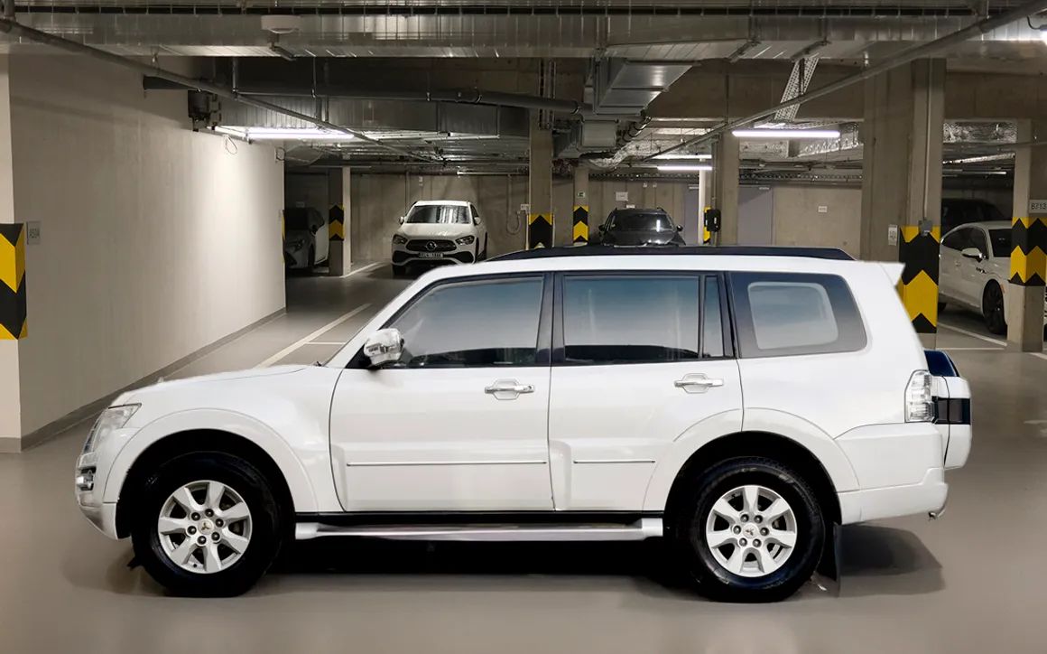 Mitsubishi Pajero GLS Mid Line 3.0L 7 STR- - image 2
