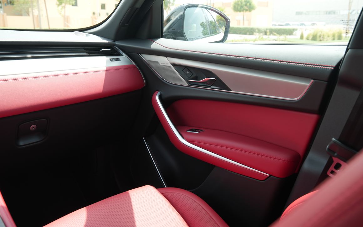 JAGUAR F-PACE - image 10