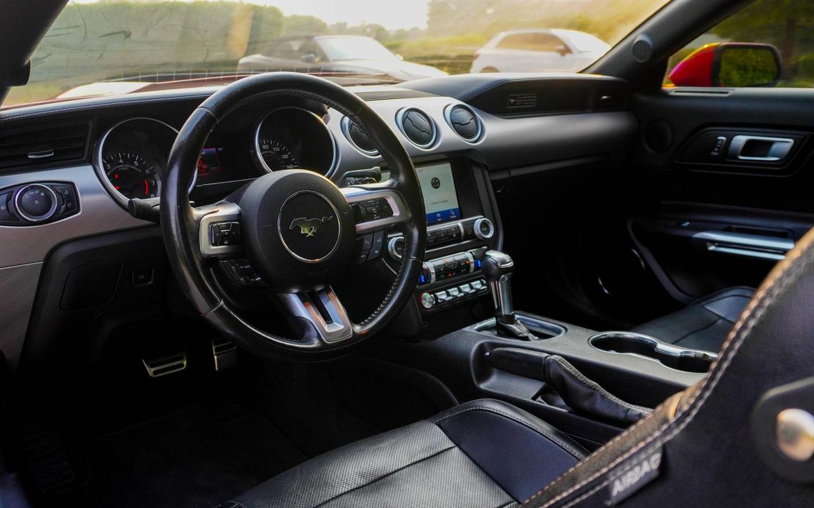 Ford Mustang - image 10