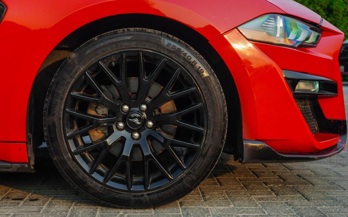 Ford Mustang - image 8