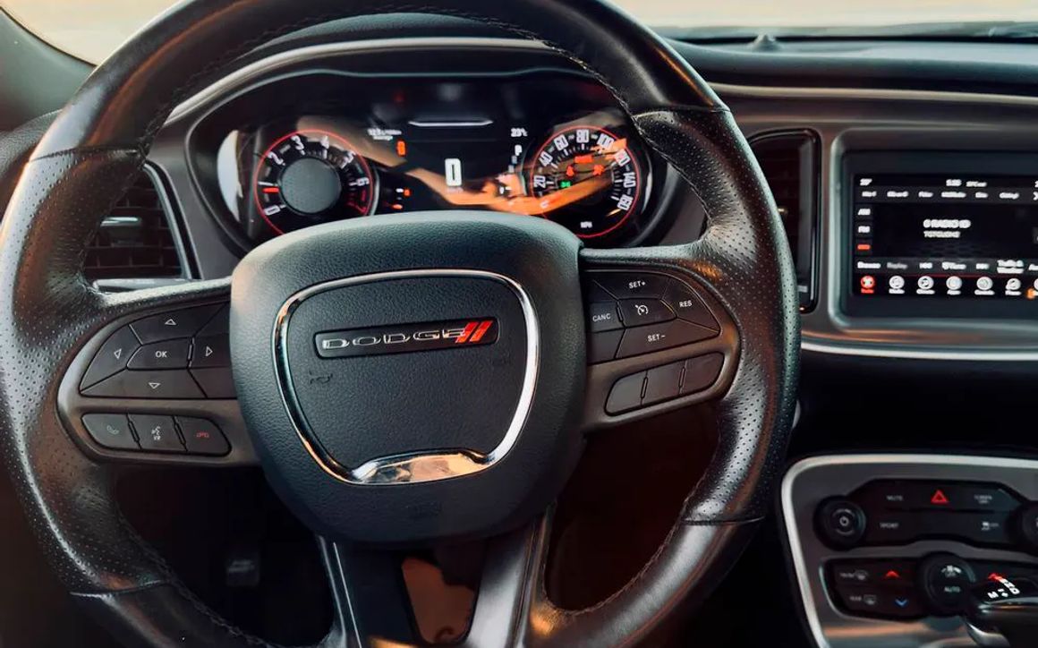 Dodge Challenger - image 10