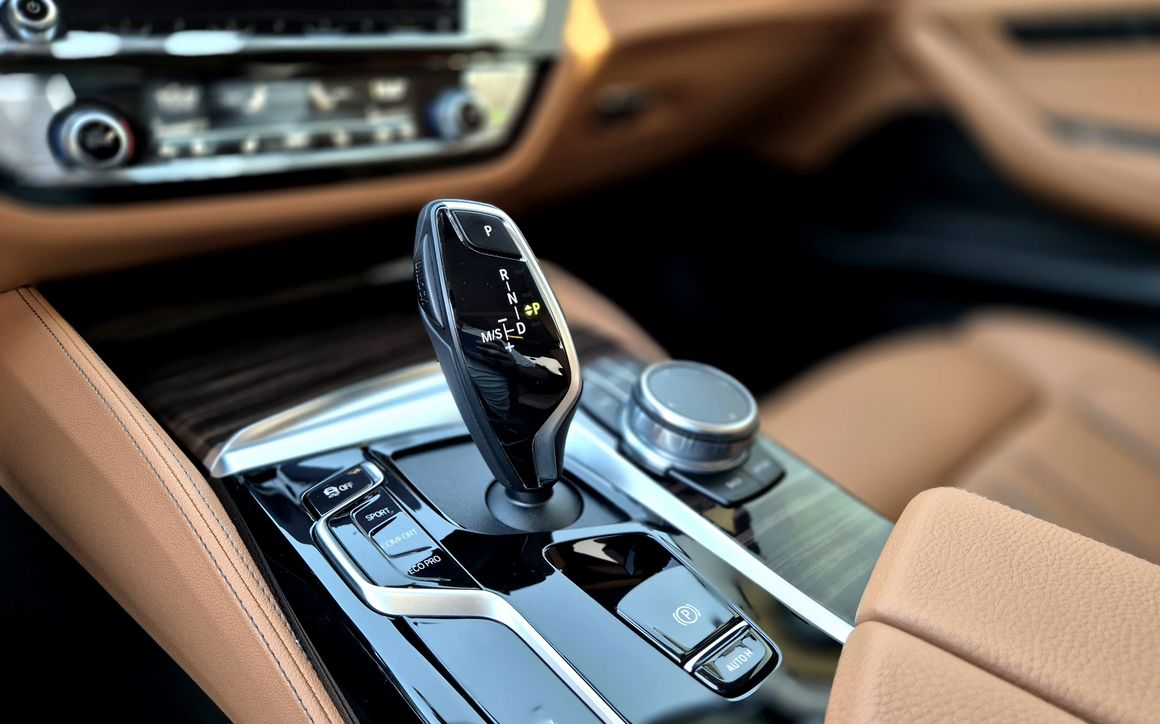 BMW 520i - image 6