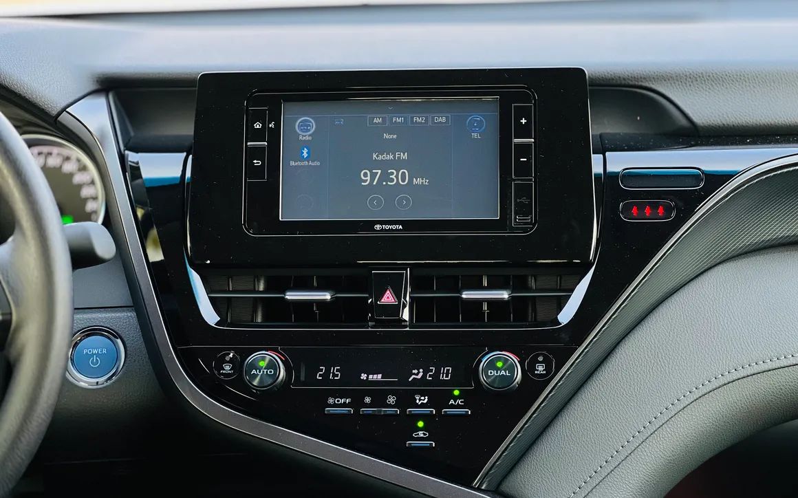 TOYOTA CAMRY HYBRID - image 9