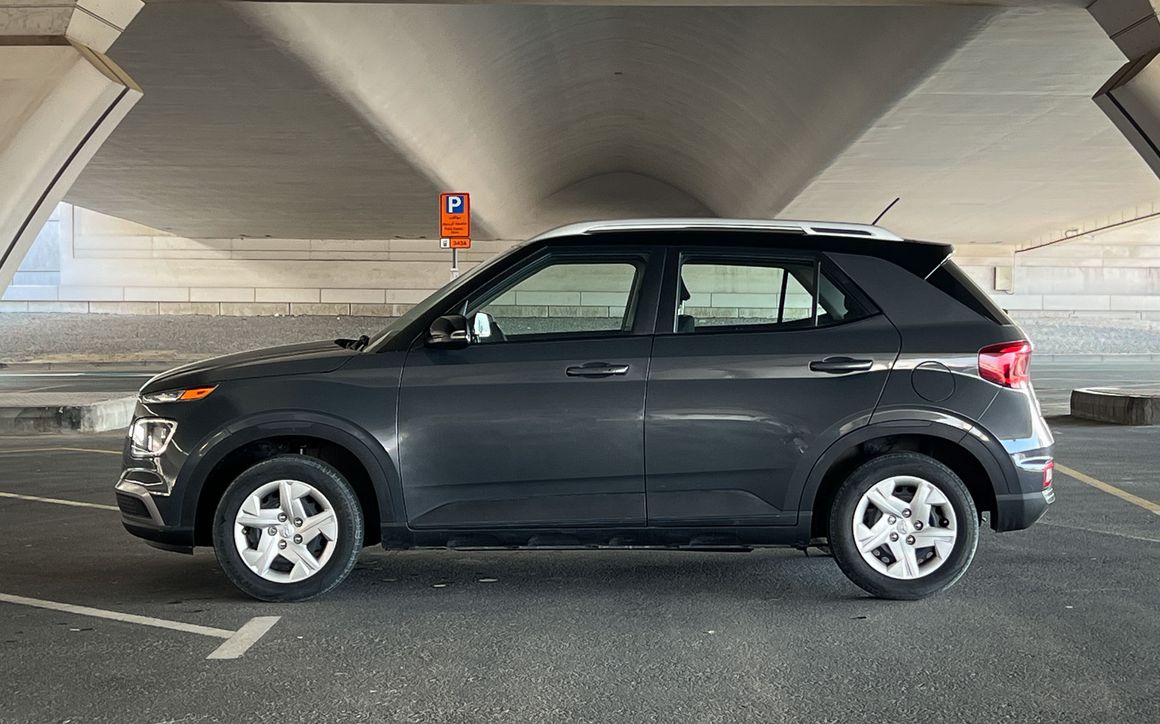 Hyundai Venue - image 2