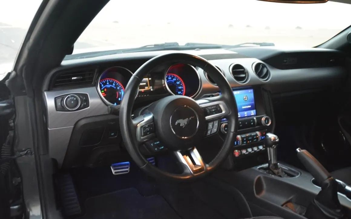 Ford Mustang - image 9