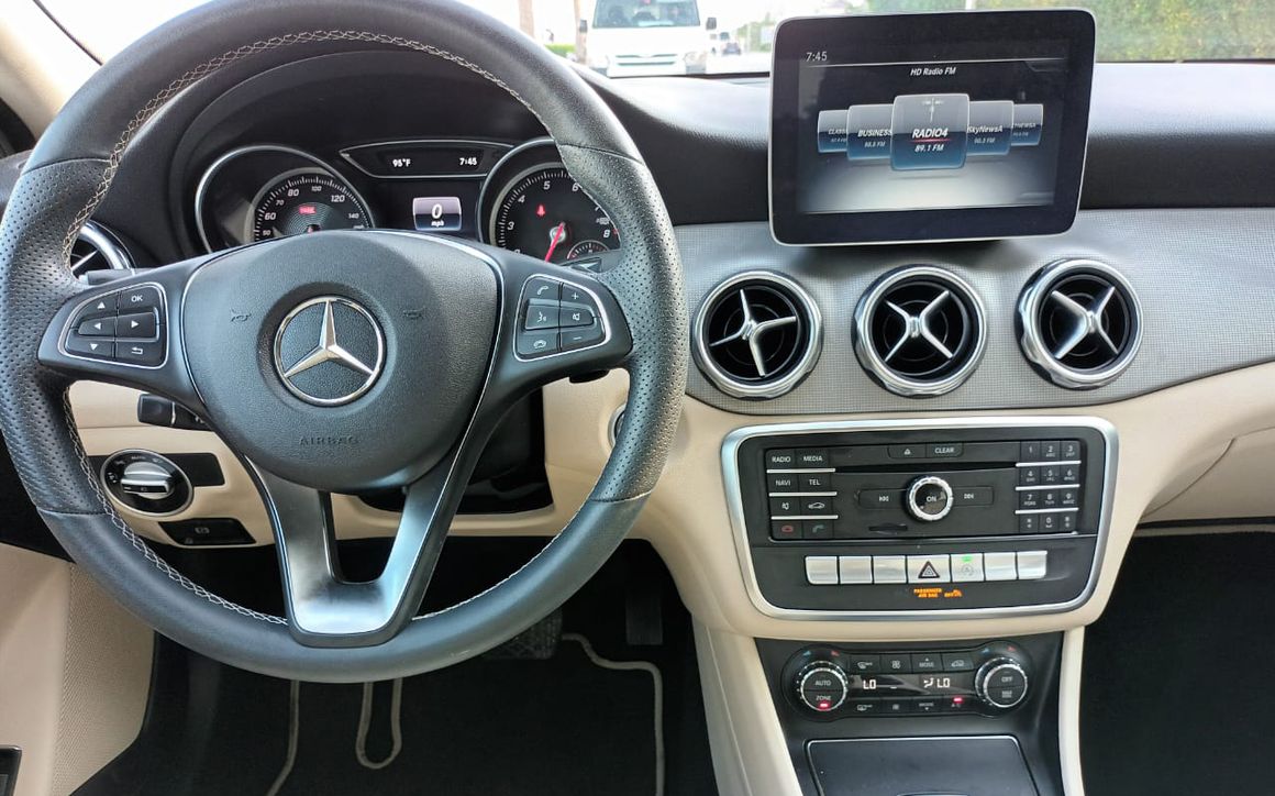 MERCEDES GLA250 - image 11