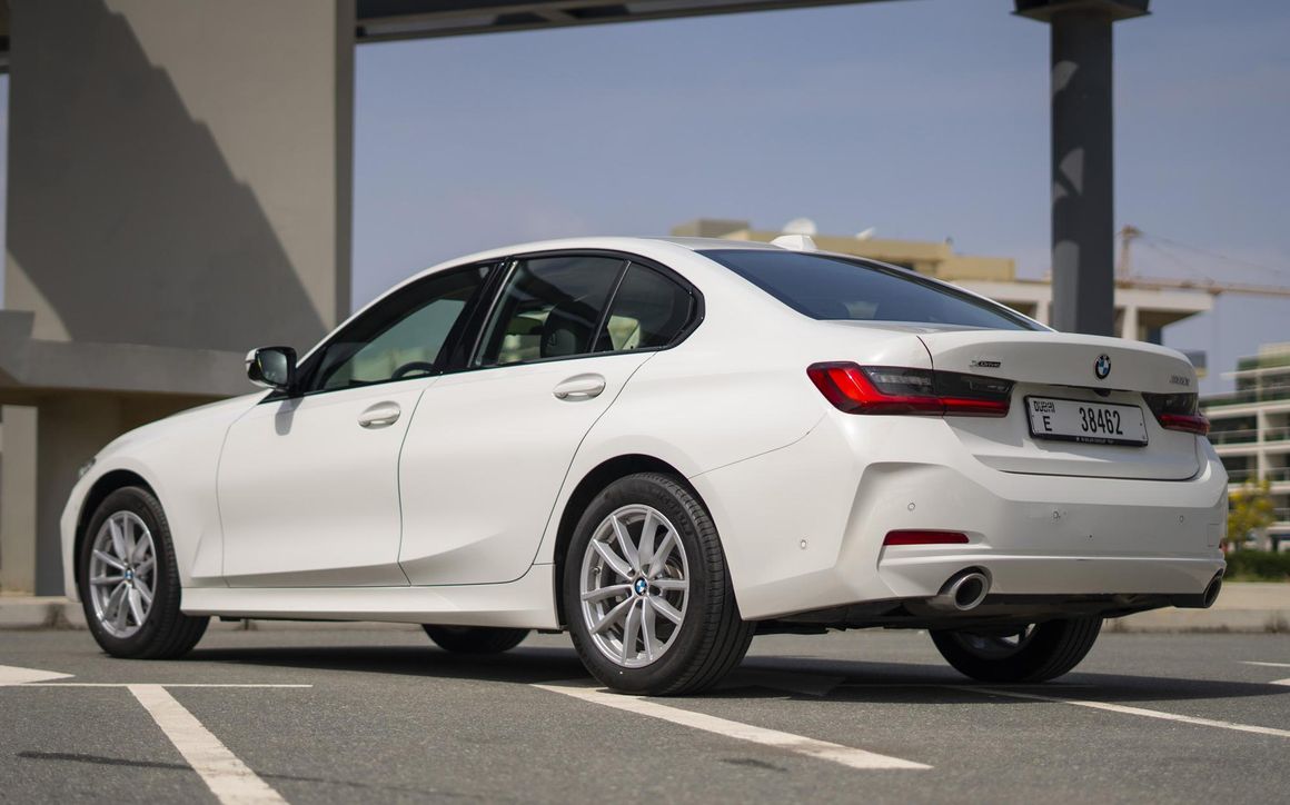 BMW 320i - image 6