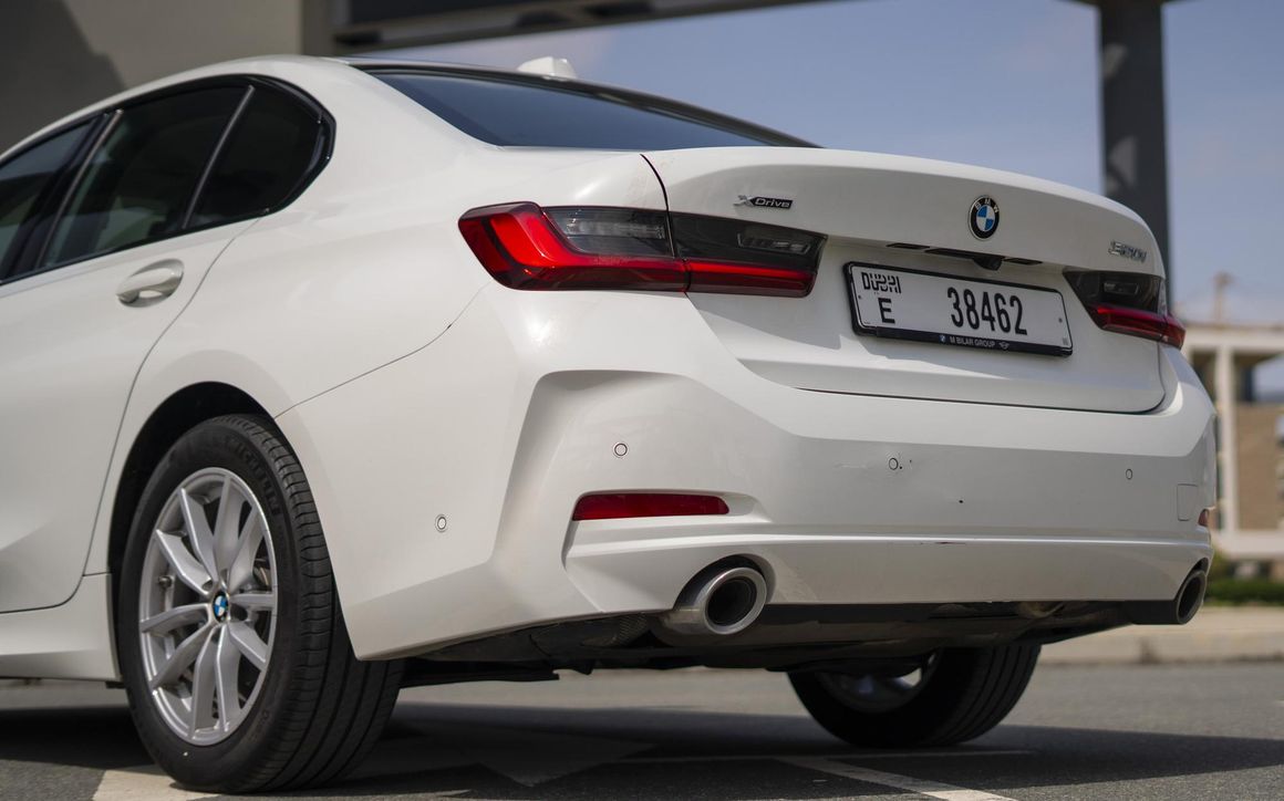 BMW 320i - image 12