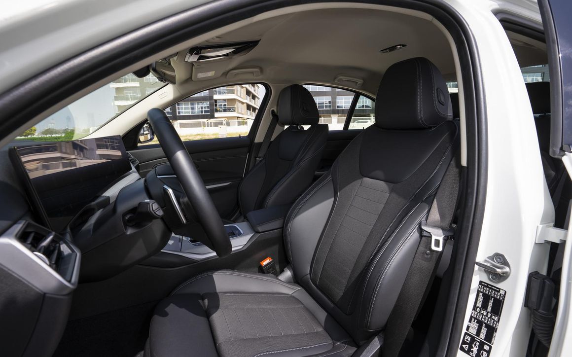 BMW 320i - image 13