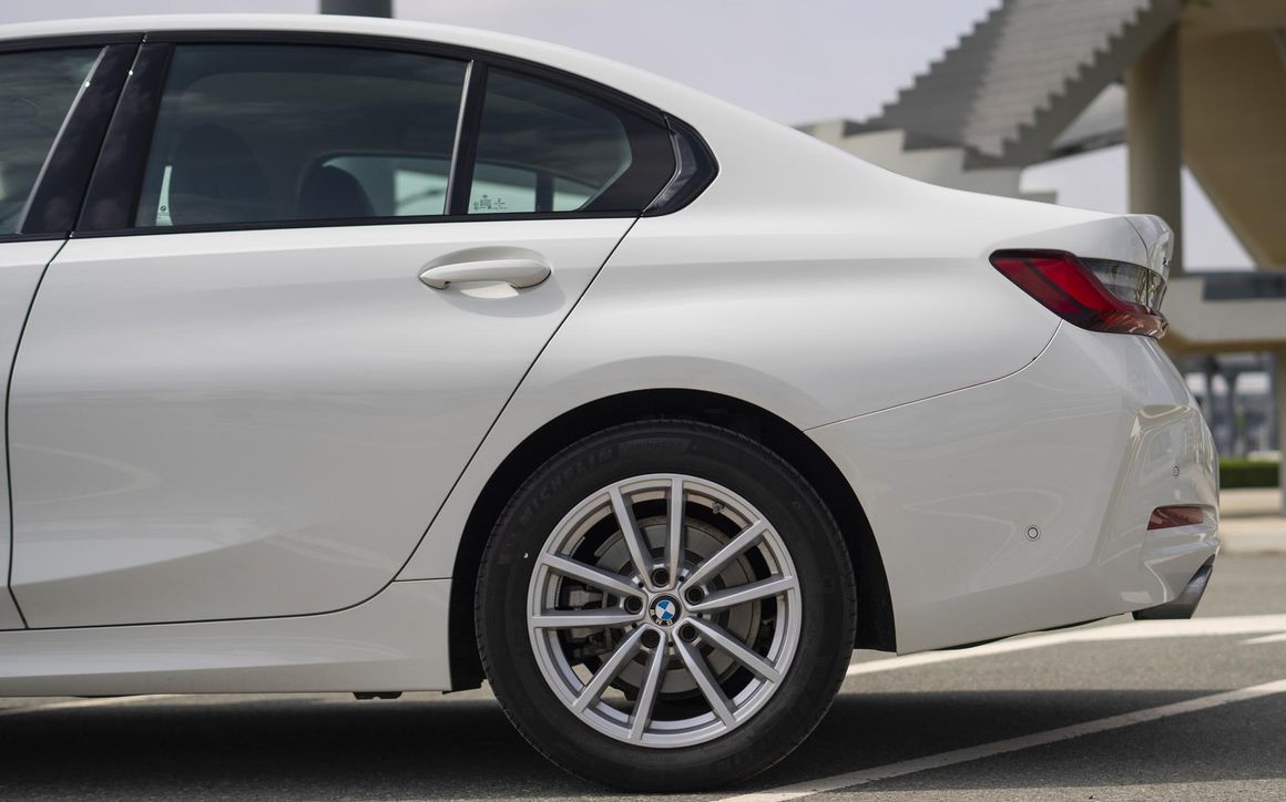 BMW 320i - image 11