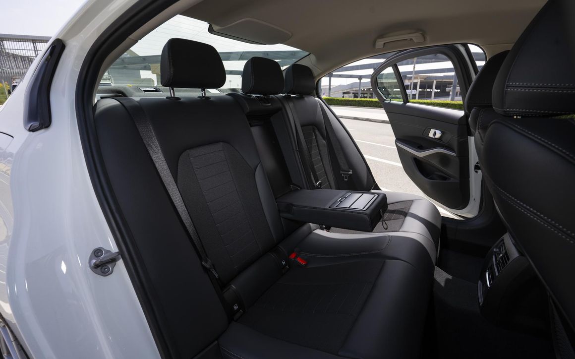 BMW 320i - image 16