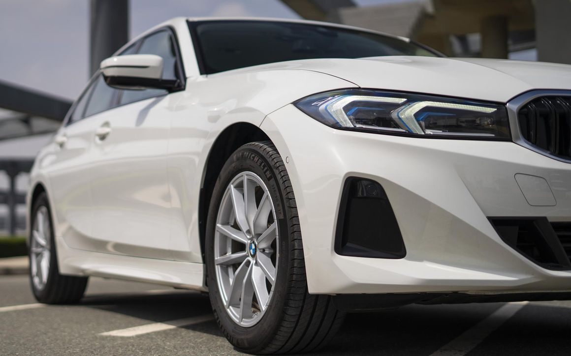 BMW 320i - image 10