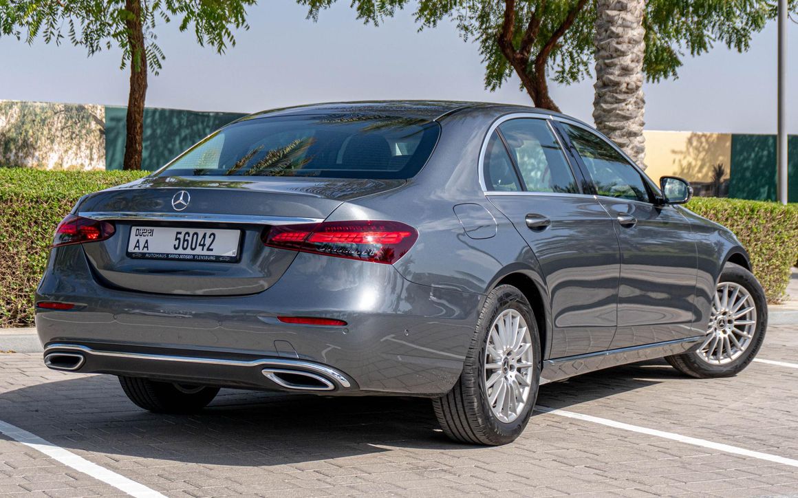 Mercedes E200 - image 4