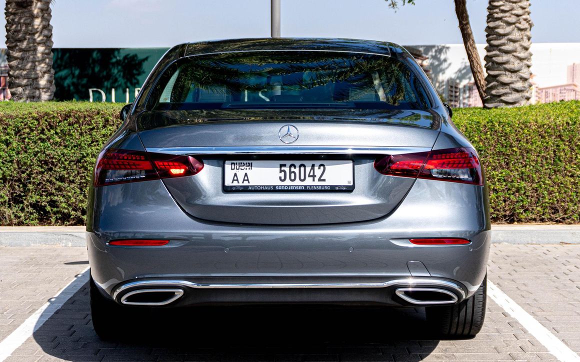 Mercedes E200 - image 5