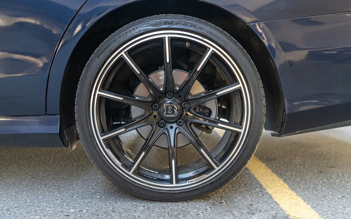 MERCEDES E300 - image 6