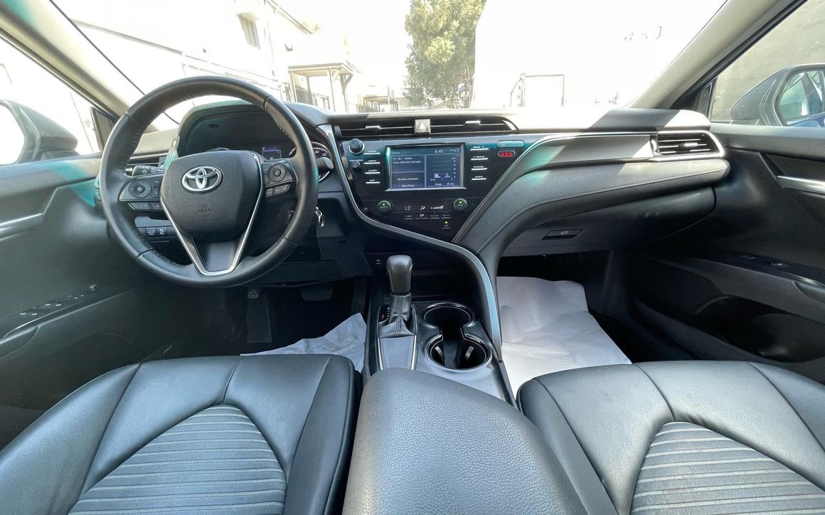 Toyota Camry SE - image 5
