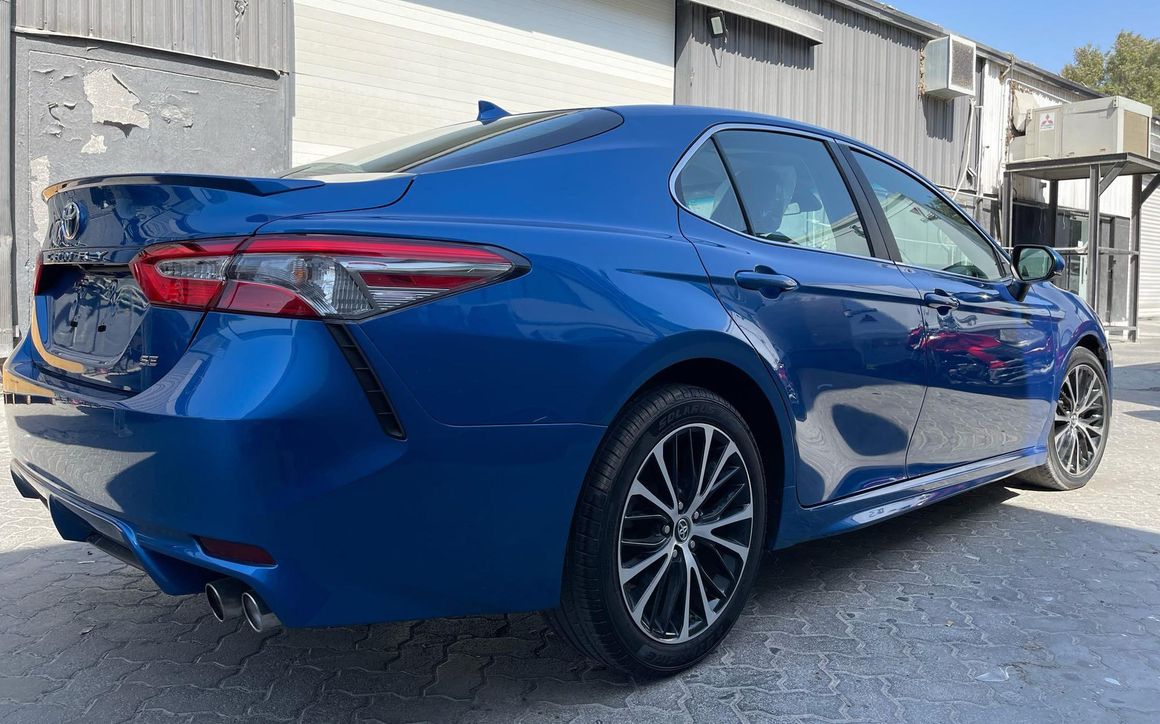 Toyota Camry SE - image 4