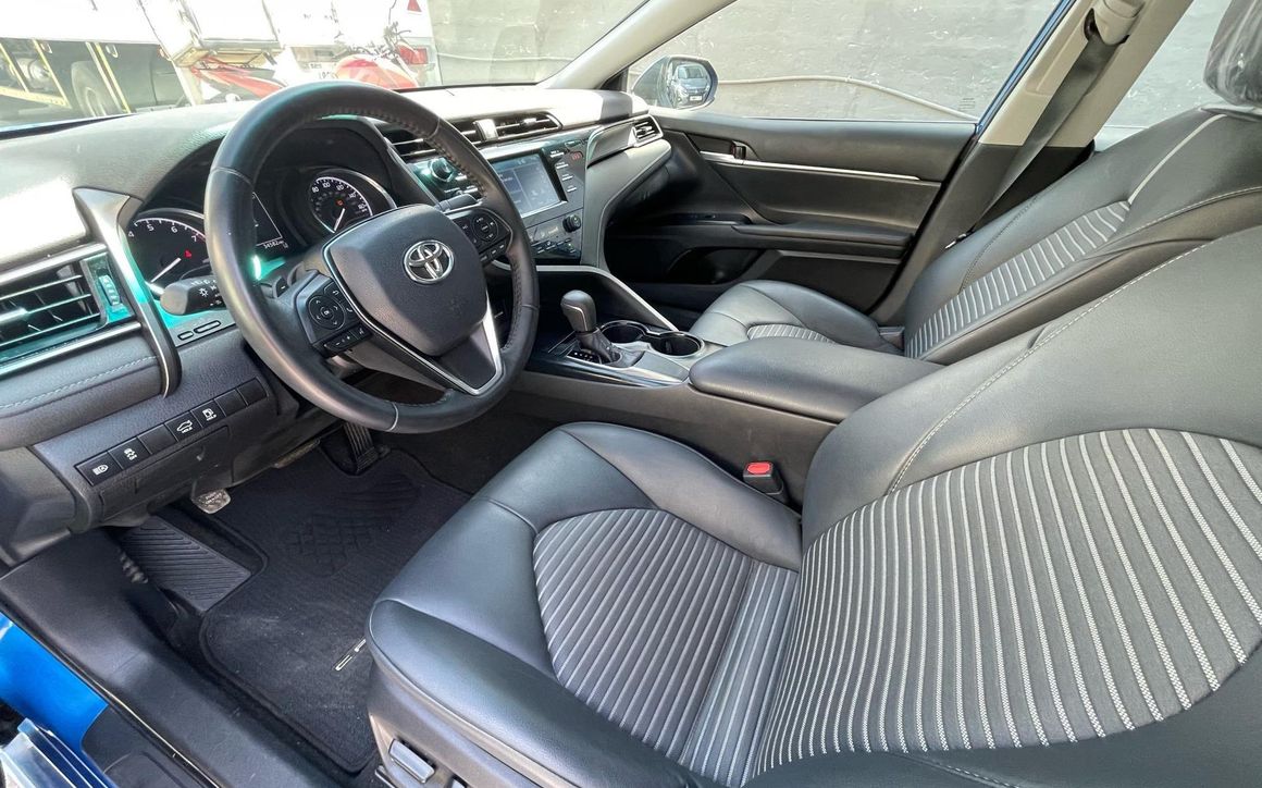 Toyota Camry SE - image 6