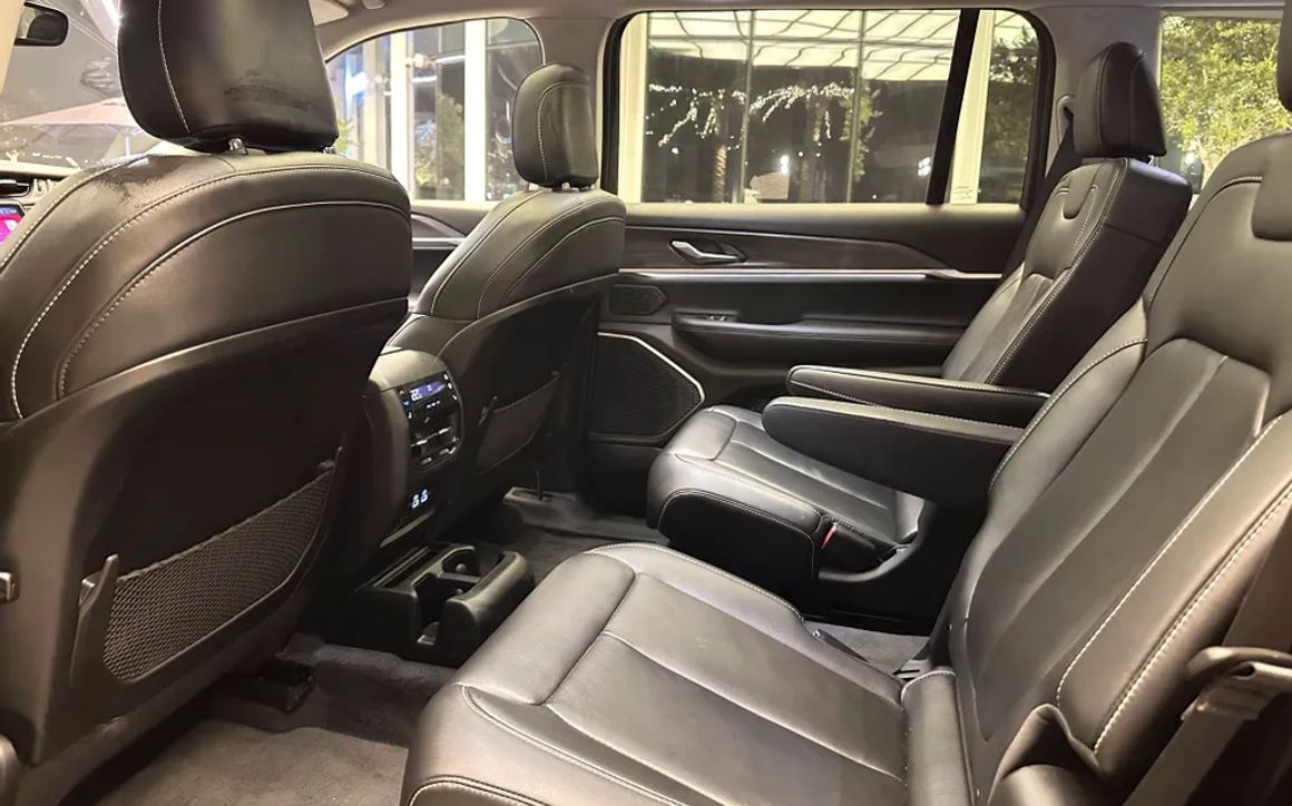 Jeep Cherokee - image 12