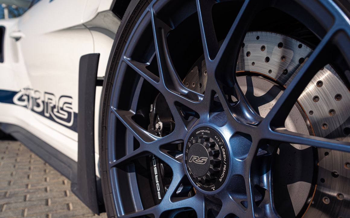 PORSCHE 911 GT3 RS - image 7