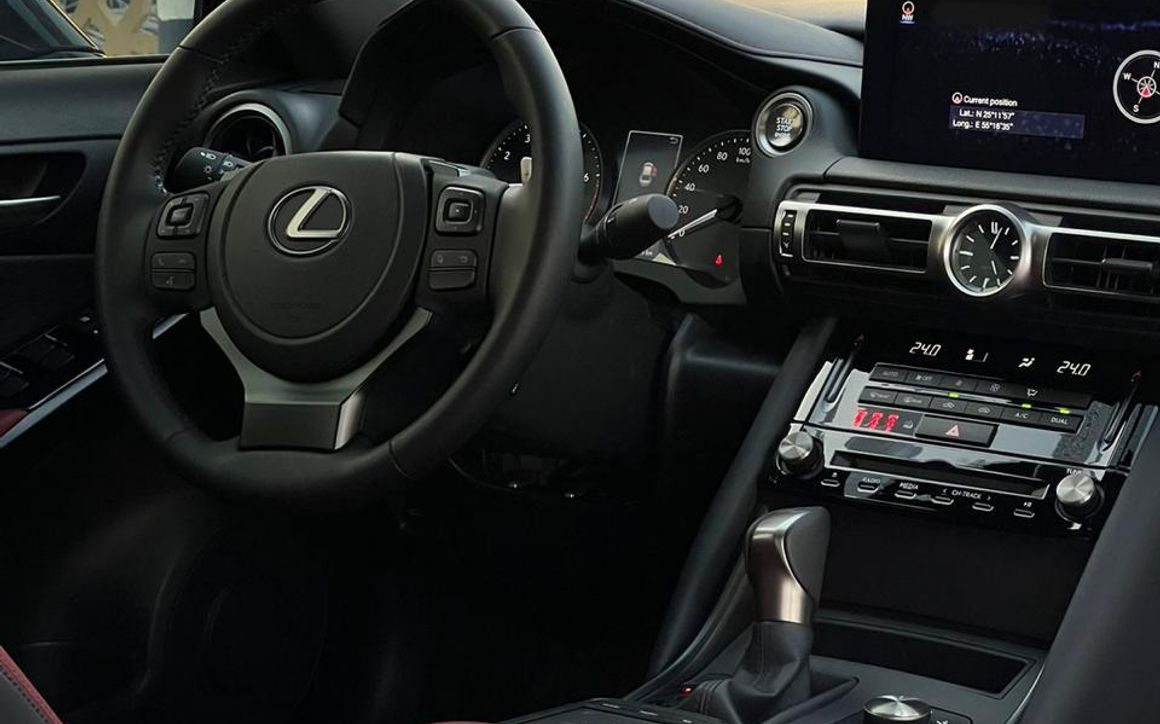Lexus IS300 - image 10