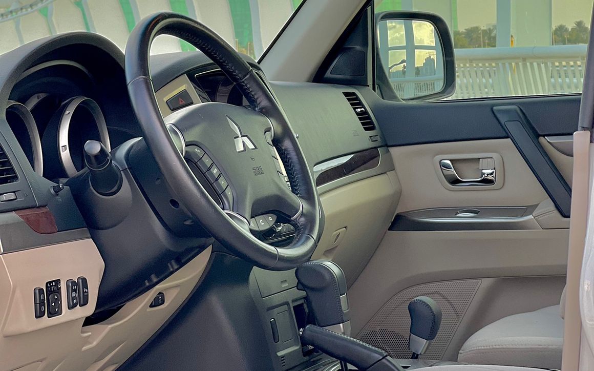 MITSUBISHI PAJERO - image 9