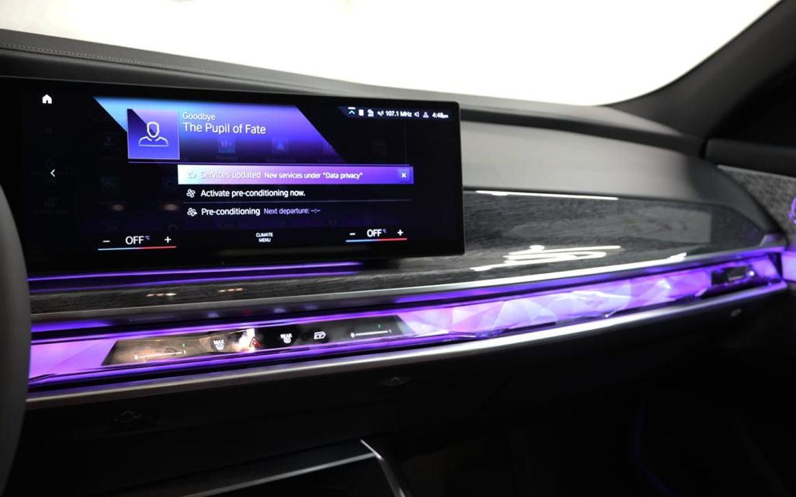 BMW 740i - image 7