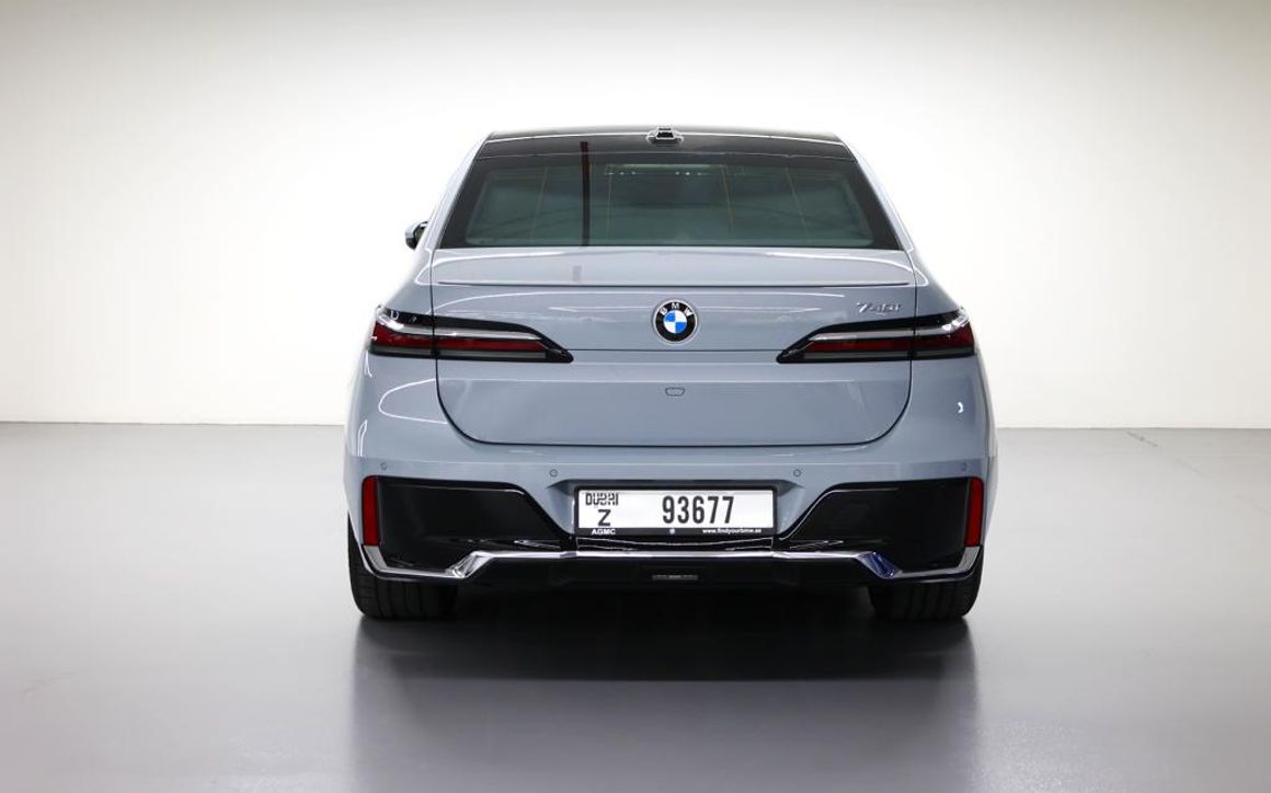 BMW 740i - image 4