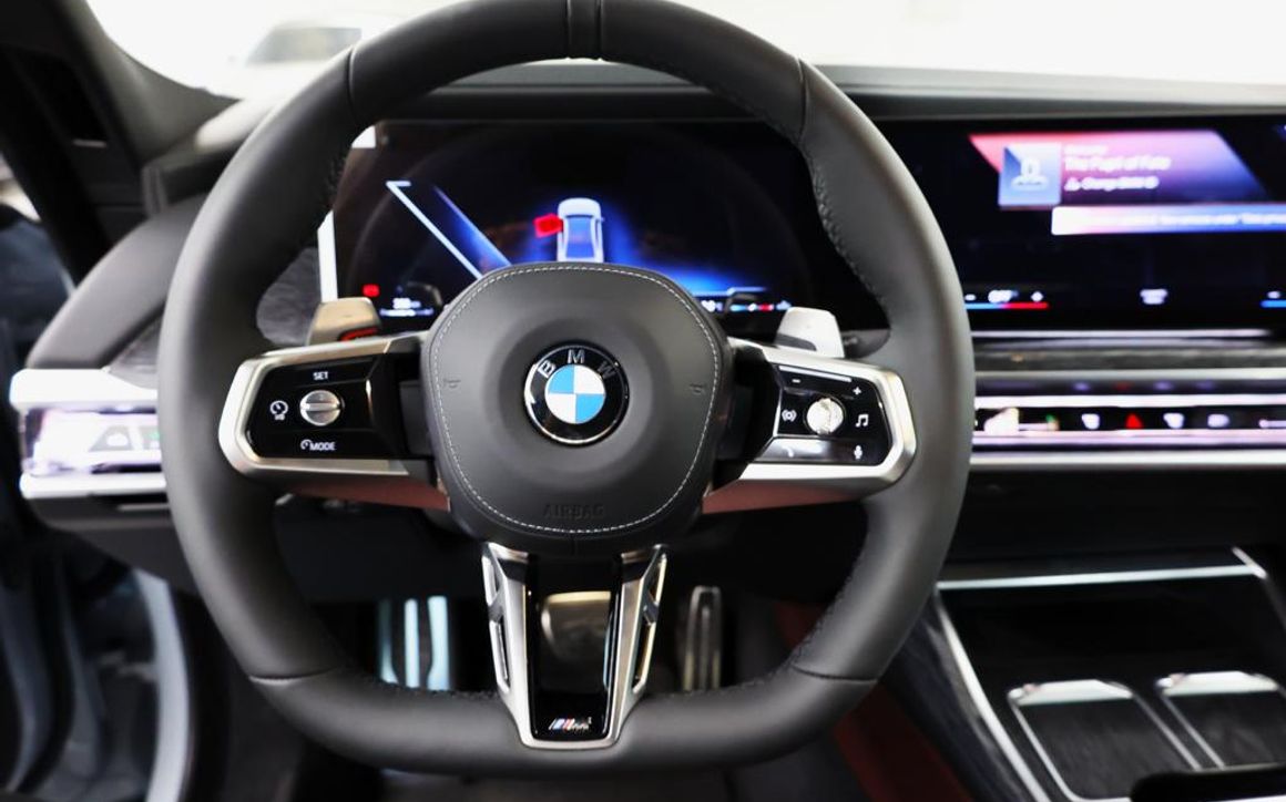 BMW 740i - image 6