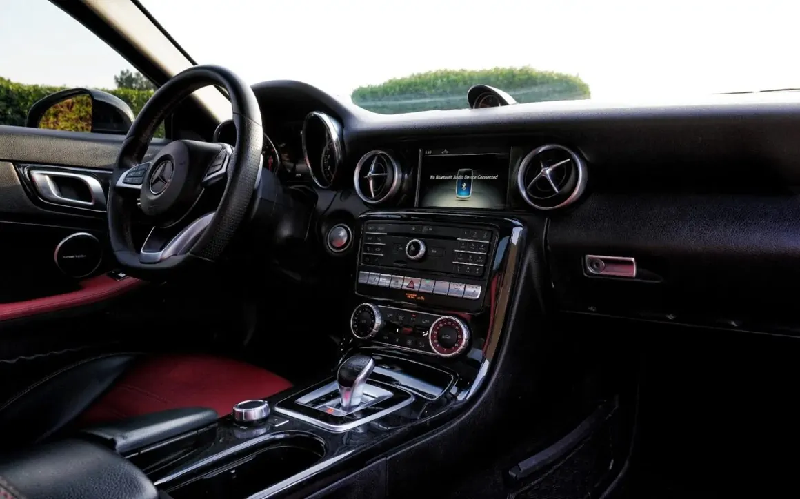 Mercedes SLC 300 Hard top convertible - image 8