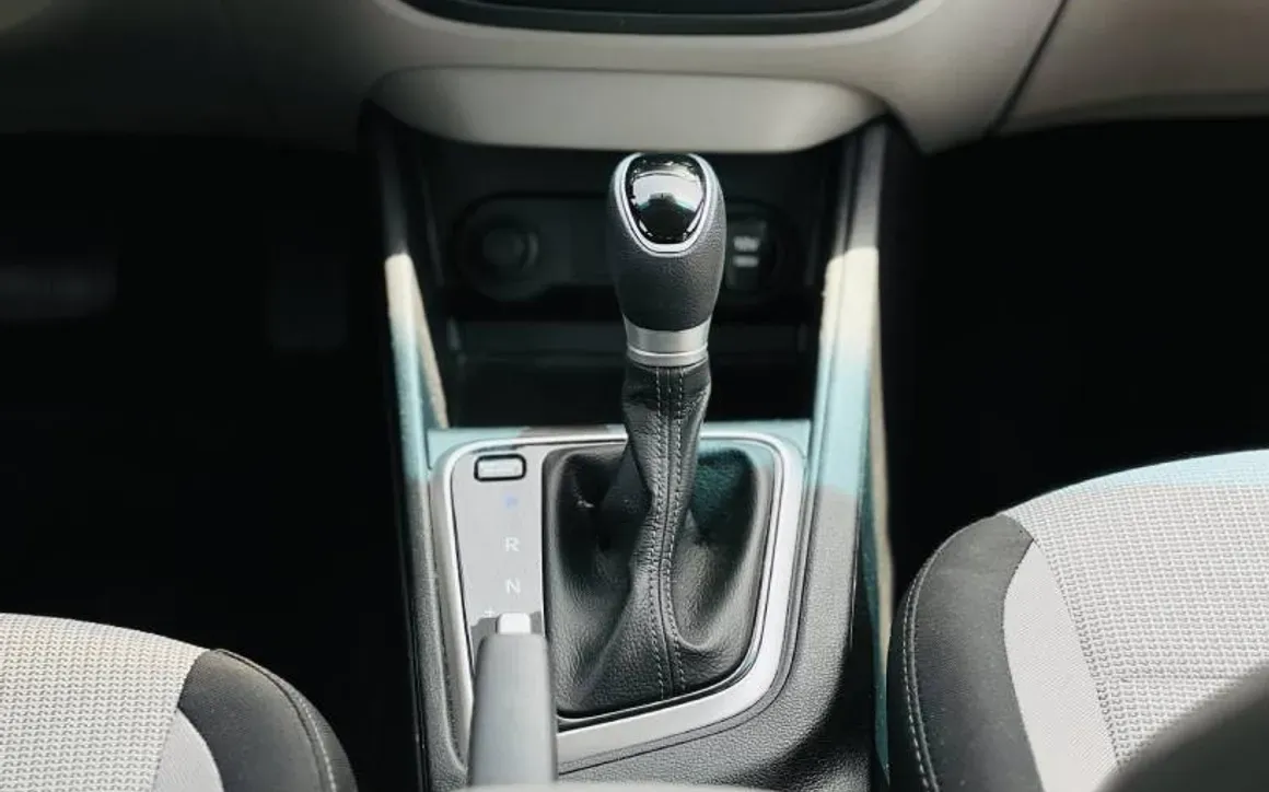 Hyundai Accent - image 11