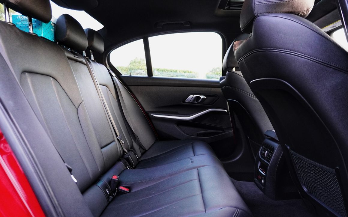 BMW 330i M LINE - image 11