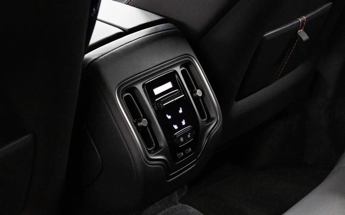 Aston Martin DBX 707 - image 9