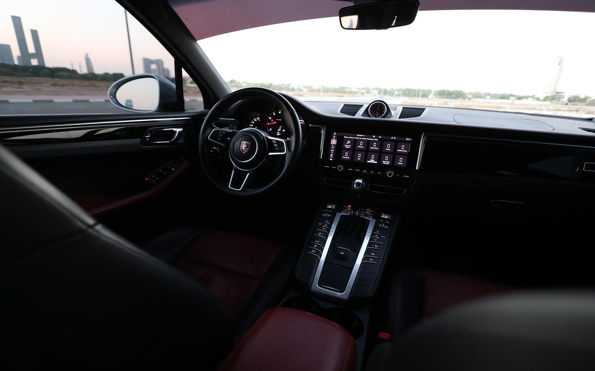 Porsche Macan Silver - image 10