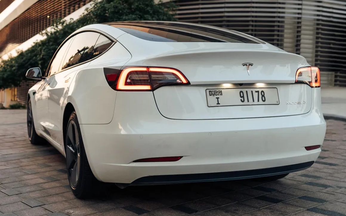 TESLA MODEL 3 - image 4