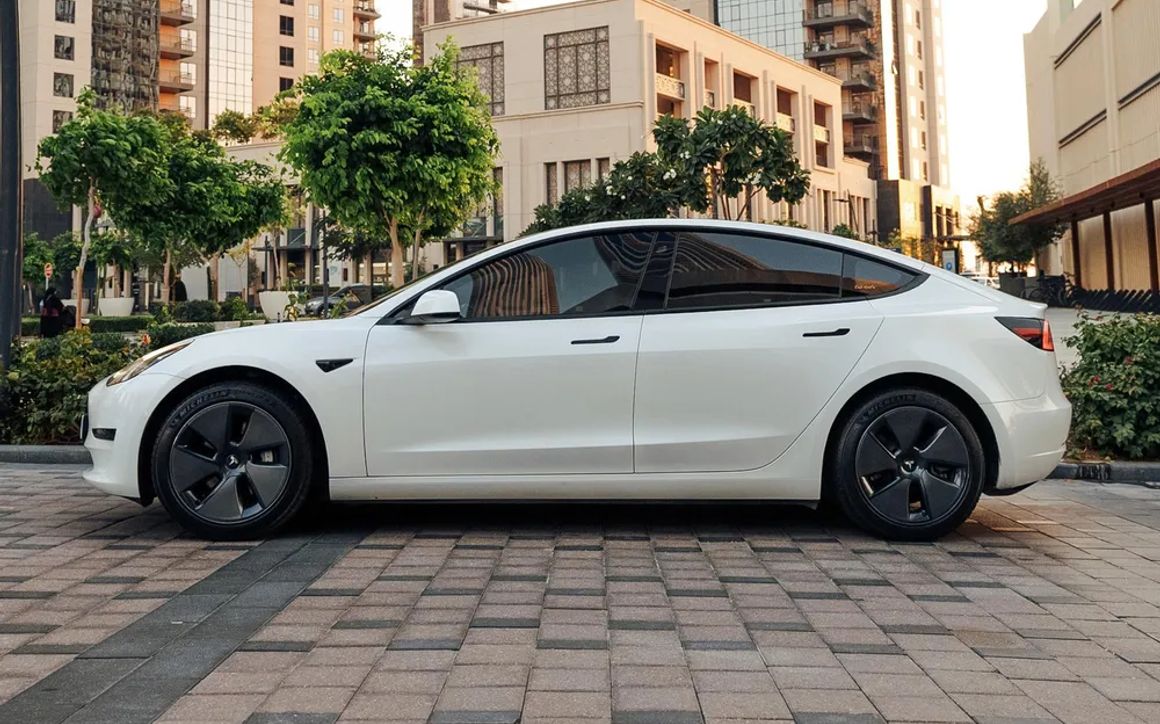 TESLA MODEL 3 - image 2