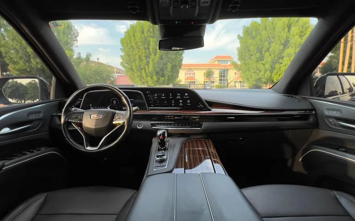 CADILLAC ESCALADE - image 6