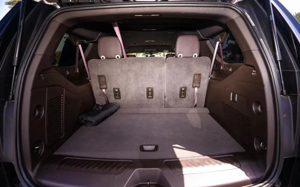 Chevrolet Suburban - image 12